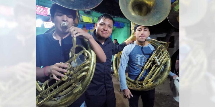 Rusbel Josué con integrantes de la banda Jade.