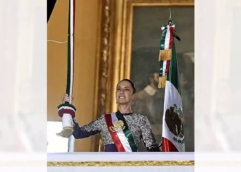 Por primera vez una mujer portó la banda presidencial para hacer la arenga de la esperada ceremonia del grito de Independencia.