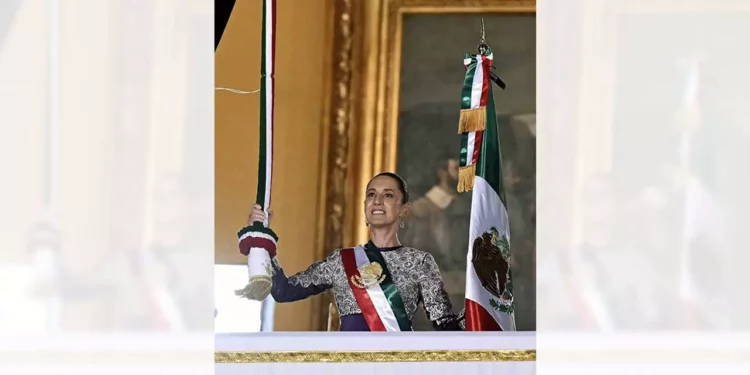 Por primera vez una mujer portó la banda presidencial para hacer la arenga de la esperada ceremonia del grito de Independencia.