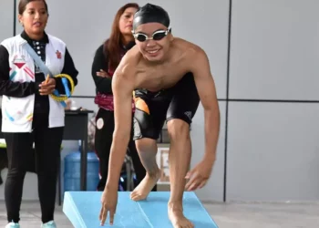 El nadador obtuvo par de medallas.