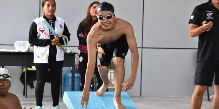 El nadador obtuvo par de medallas.