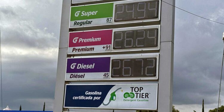 Foto: El Imparcial de Oaxaca // Mantienen la Magna a 24 pesos, pactan con gasolineros.