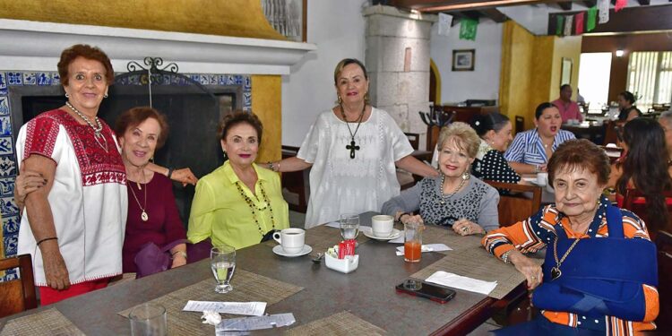 Foto: Rubén Morales // Amigas oaxaqueñas compartieron un grato momento en un conocido restaurante de la Verde Antequera.