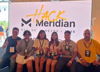 Aricel Castro y Ángel Nicolás presentaron en Brasil su proyecto Ebas, reconocido por su innovación en inclusión financiera.