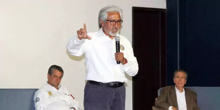 El doctor Luis de Guadalupe Martínez Ramírez presentó su libro en la Universidad Tecnológica de la Mixteca.