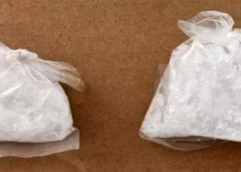 Le hallaron dos bolsas con sustancia tóxica.