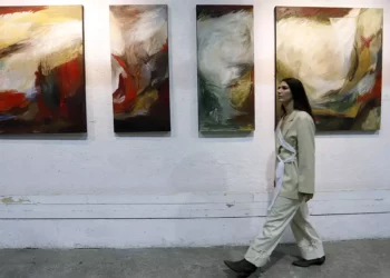 La joven artista yucateca expuso Interrupted Dreams, una propuesta que fusiona pintura, escultura y cerámica.