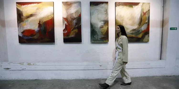 La joven artista yucateca expuso Interrupted Dreams, una propuesta que fusiona pintura, escultura y cerámica.
