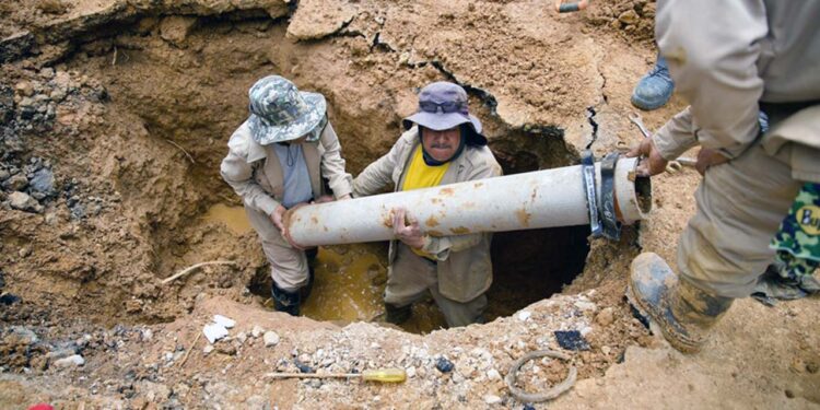 Foto: cortesía // Trabajadores de Soapa reparan infraestructura hidráulica con más de 40 años de servicio.