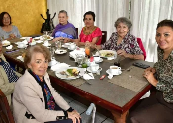 Fotos: Rubén Morales // Tere Murillo celebró un año más de vida en compañía de amigas que la colmaron de afecto y buenos deseos.