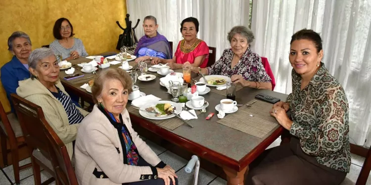 Fotos: Rubén Morales // Tere Murillo celebró un año más de vida en compañía de amigas que la colmaron de afecto y buenos deseos.