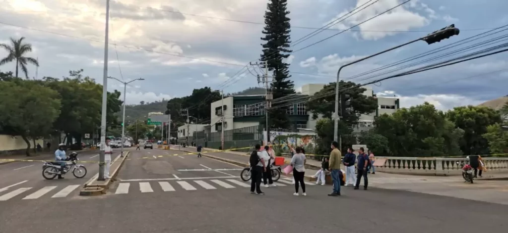 El personal del ISSSTE también cerró la vialidad en el crucero de Fonapas.