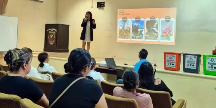 Autoridades educativas y ambientales participaron durante la jornada de capacitación sobre el programa.