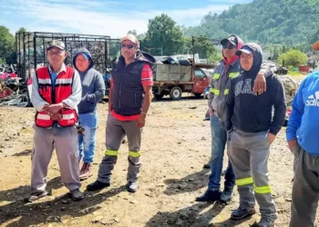 El presidente municipal de Tlaxiaco entregó equipo de trabajo al personal de limpia.