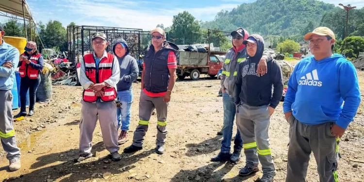 El presidente municipal de Tlaxiaco entregó equipo de trabajo al personal de limpia.