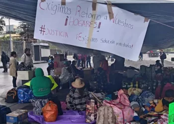 Familias desplazadas de Buenavista, Santiago Yosondua, protestaron en la Ciudad de México para exigir el retorno a sus hogares.