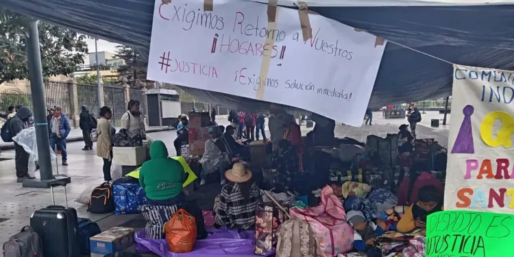 Familias desplazadas de Buenavista, Santiago Yosondua, protestaron en la Ciudad de México para exigir el retorno a sus hogares.