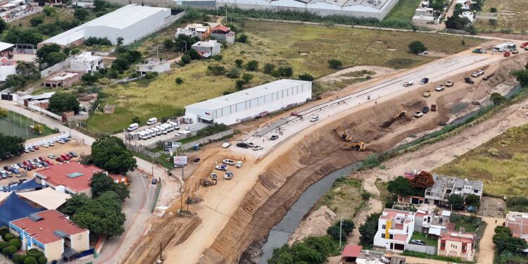 Foto: cortesía // Inicia la segunda fase en la colocación del concreto hidráulico, en la nueva carretera al Aeropuerto.