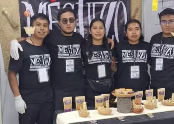 Integrantes del equipo Mestizo del TecNM Teposcolula celebran su pase a la final nacional del InnovaTecNM 2025.