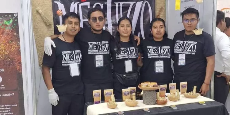 Integrantes del equipo Mestizo del TecNM Teposcolula celebran su pase a la final nacional del InnovaTecNM 2025.