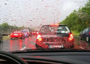 También se advirtió sobre el peligro de transitar por zonas inundadas o carreteras anegadas.