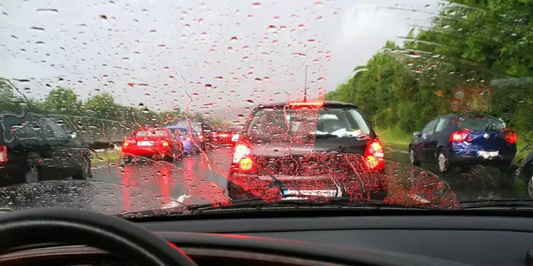 También se advirtió sobre el peligro de transitar por zonas inundadas o carreteras anegadas.