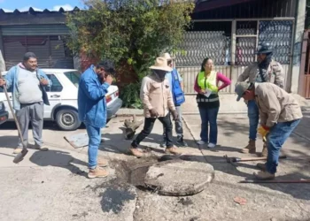 Los empleados de la dependencia se dieron la tarea de revisar la red de drenaje pluvial y sanitario de la zona.
