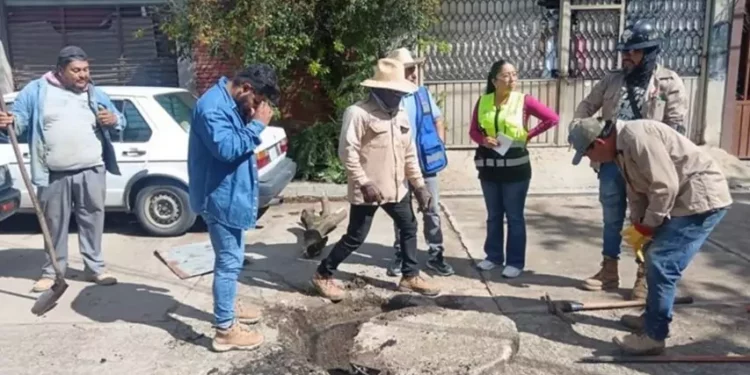 Los empleados de la dependencia se dieron la tarea de revisar la red de drenaje pluvial y sanitario de la zona.