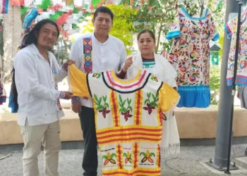 En la exposición destacó el vestido bordado con el dibujo de la planta llamada guaxmole.