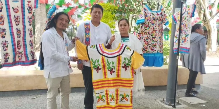 En la exposición destacó el vestido bordado con el dibujo de la planta llamada guaxmole.
