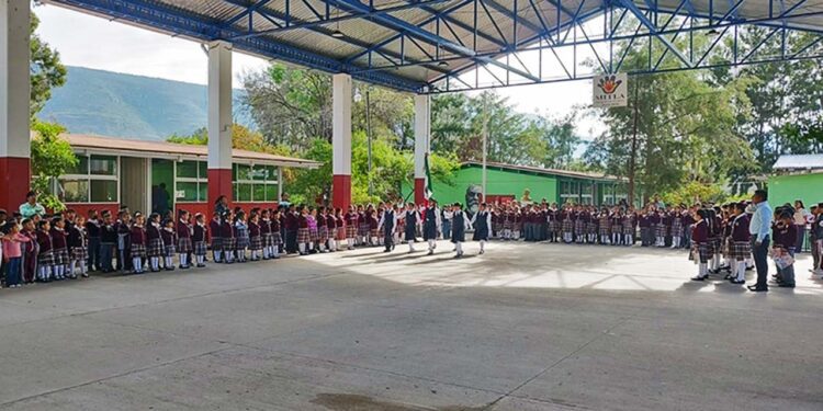 Foto: Facebook Sección 59 SNTE // Inicio de clases en la Escuela Primaria "Justo Sierra" en la comunidad de San Pablo, Villa de Mitla.