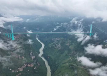 Además de su impresionante altura de 625 metros, el puente sobre el Gran Cañón de Huajiang también es el puente de montaña más largo del mundo con 2,89 kilómetros.