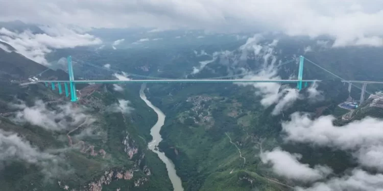 Además de su impresionante altura de 625 metros, el puente sobre el Gran Cañón de Huajiang también es el puente de montaña más largo del mundo con 2,89 kilómetros.