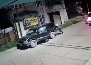 Alertan por robo de camioneta.