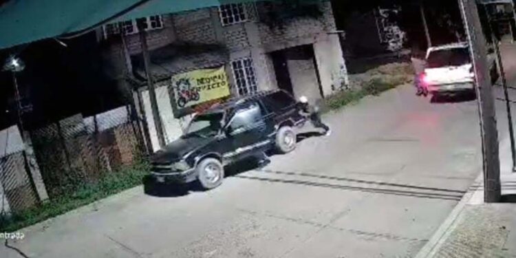 Alertan por robo de camioneta.