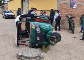 Ambas unidades terminaron una derribada y otra volcada, generando alarma entre vecinos.