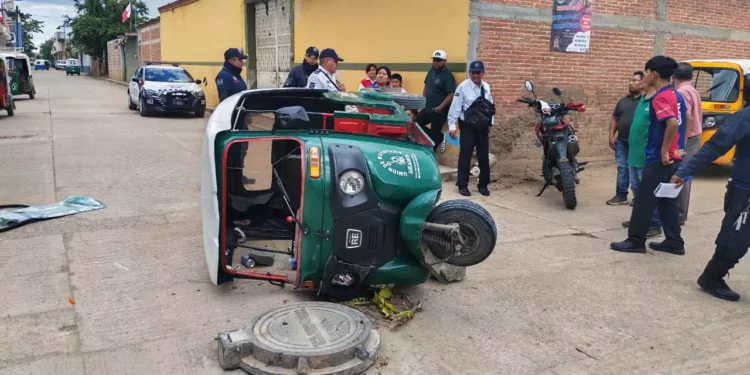 Ambas unidades terminaron una derribada y otra volcada, generando alarma entre vecinos.
