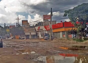 Foto: cortesía // Ante las lluvias de los últimos días, la carretera 190, en la Villa de Etla, se ha vuelto intransitable. La SCIT abandonó un tramo durante las obras de rehabilitación.