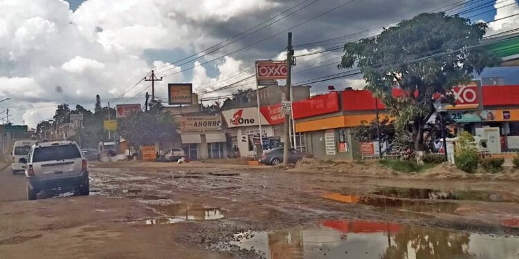 Foto: cortesía // Ante las lluvias de los últimos días, la carretera 190, en la Villa de Etla, se ha vuelto intransitable. La SCIT abandonó un tramo durante las obras de rehabilitación.