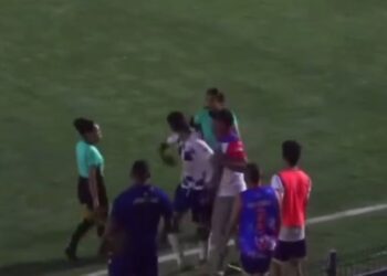 VIDEO | Deplorable: Jugador agredió a árbitra tras ser expulsado