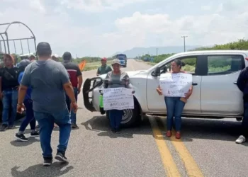 Habitantes de Guichixu bloquean carretera federal en Oaxaca: acusan desvío de recursos por parte del alcalde