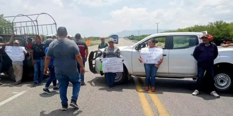 Habitantes de Guichixu bloquean carretera federal en Oaxaca: acusan desvío de recursos por parte del alcalde
