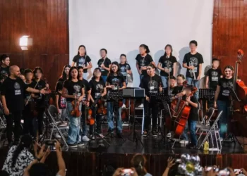 A niños les donan violines y flautas, les piden factura o aduana de Veracruz los destruye