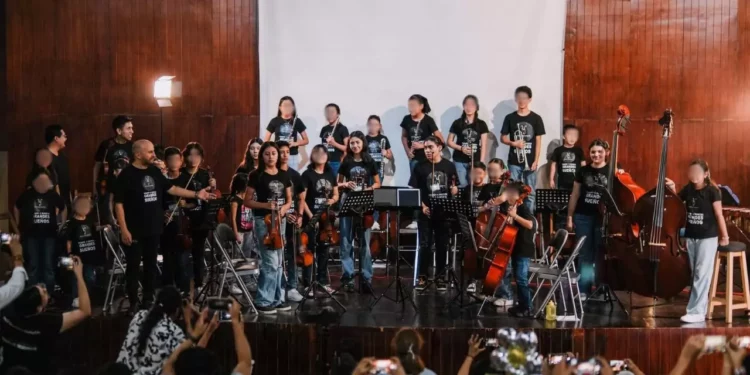 A niños les donan violines y flautas, les piden factura o aduana de Veracruz los destruye