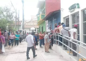 “¡Ya basta de apagones!”: protestan vecinos de Tehuantepec contra la CFE por fallas constantes