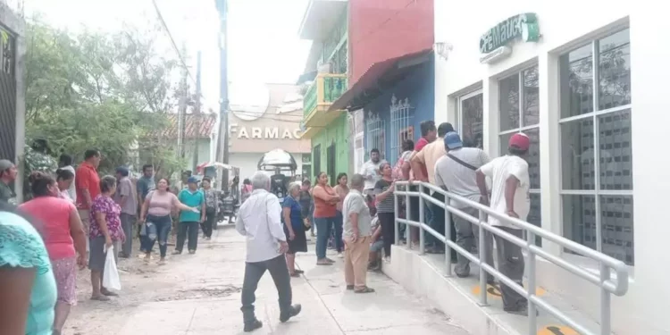 “¡Ya basta de apagones!”: protestan vecinos de Tehuantepec contra la CFE por fallas constantes