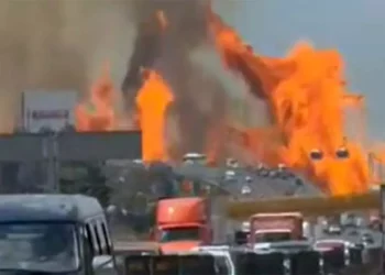Foto: cortesía // La explosión de una pipa de gas LP de 49 mil 500 litros a la altura del Puente de la Concordia, en la CDMX.
