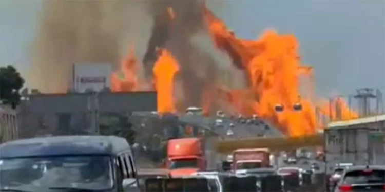 Foto: cortesía // La explosión de una pipa de gas LP de 49 mil 500 litros a la altura del Puente de la Concordia, en la CDMX.