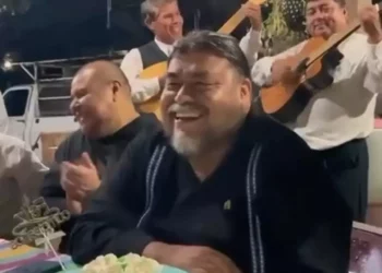 Mofas de Flavio Sosa a la prensa al celebrar su cumpleaños