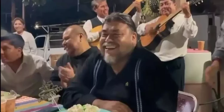 Mofas de Flavio Sosa a la prensa al celebrar su cumpleaños